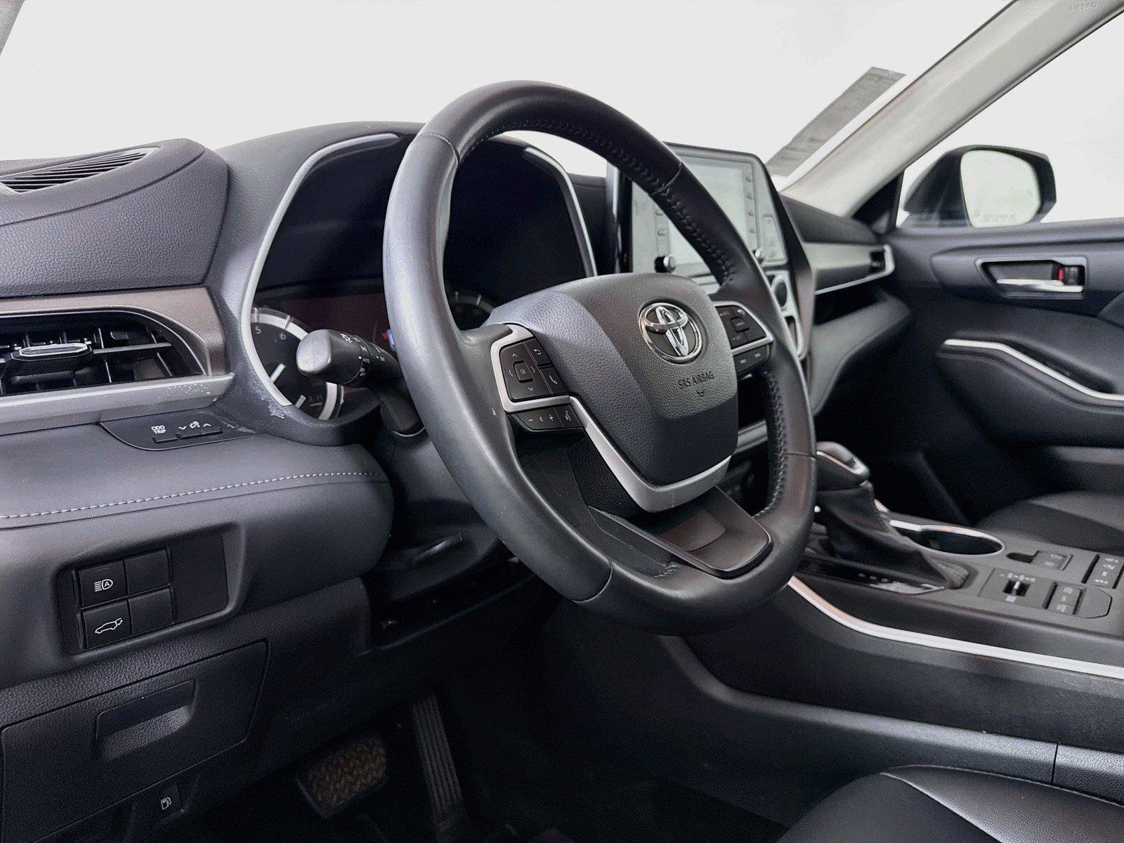 Used 2022 Toyota Highlander XLE AWD/4WD image 4