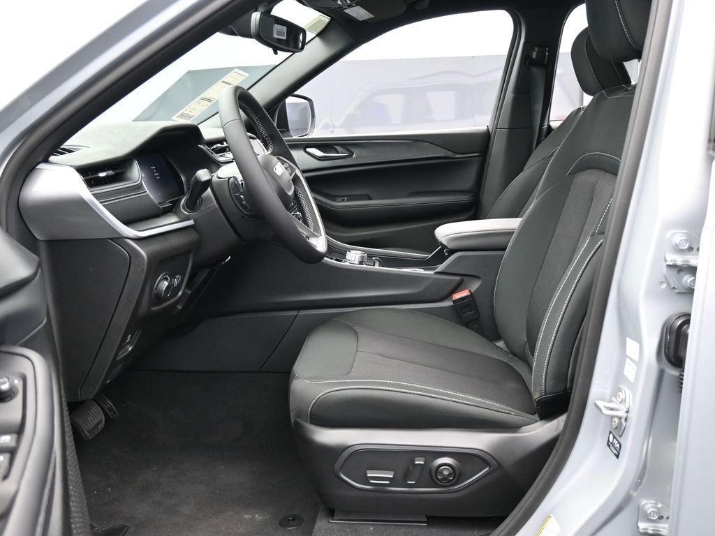 Used 2024 Jeep Grand Cherokee L Laredo image 10