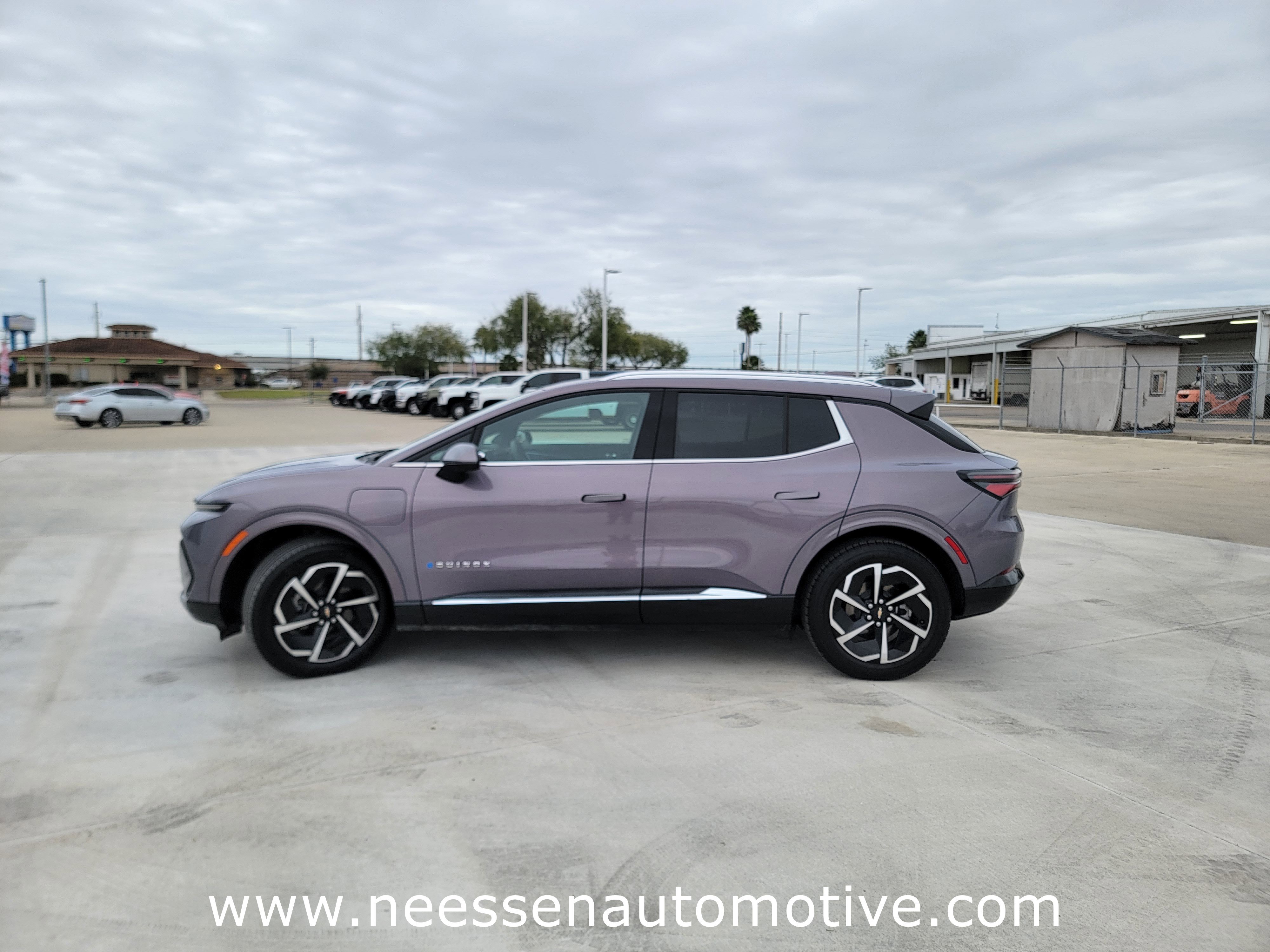 Used 2025 Chevrolet Equinox EV LT w/ Convenience Package image 4