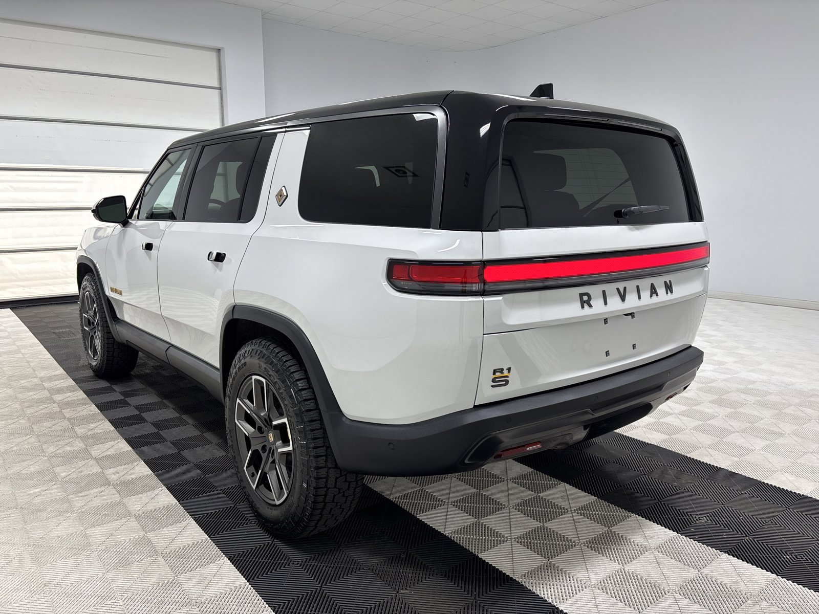 Used 2025 Rivian R1S Premium image 3