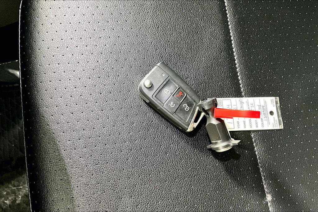 Used 2021 Volkswagen Tiguan SE w/ Panoramic Sunroof Package image 10