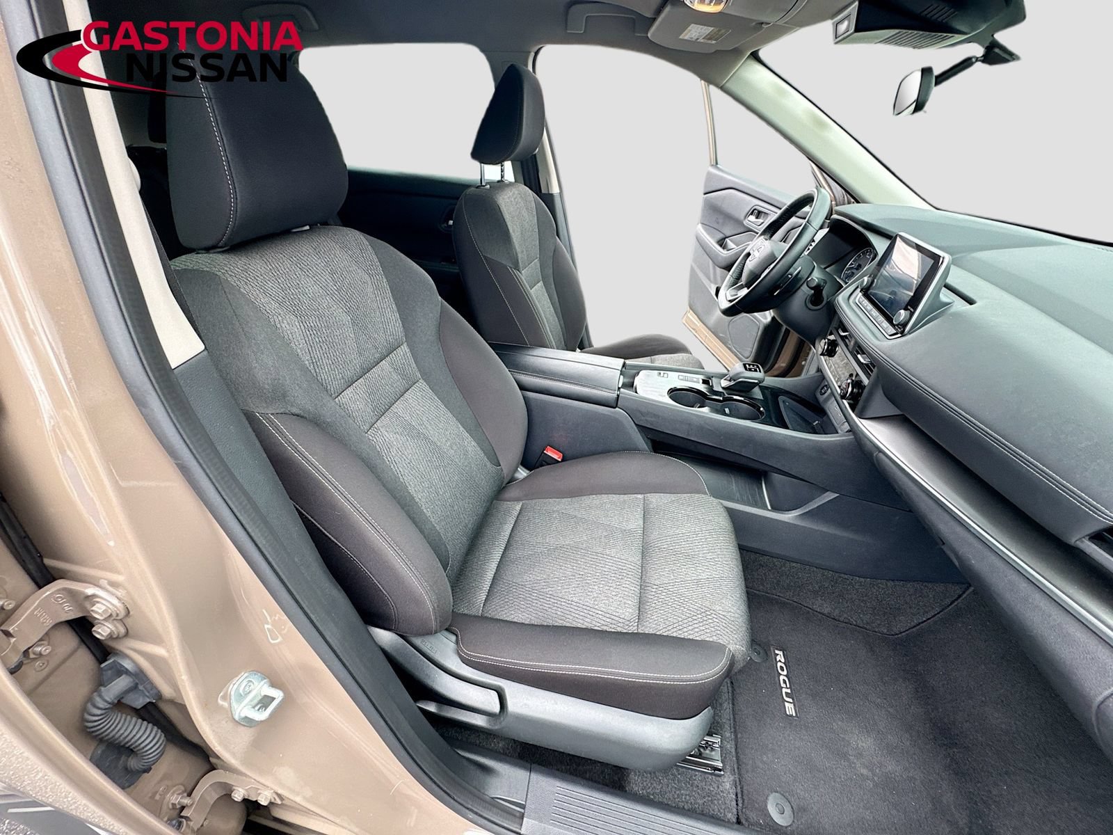 Used 2025 Nissan Rogue SV FWD image 36