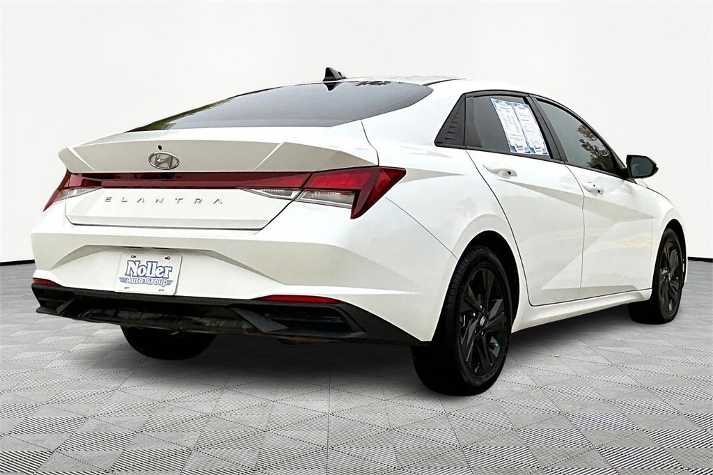 Used 2023 Hyundai Elantra SEL image 2
