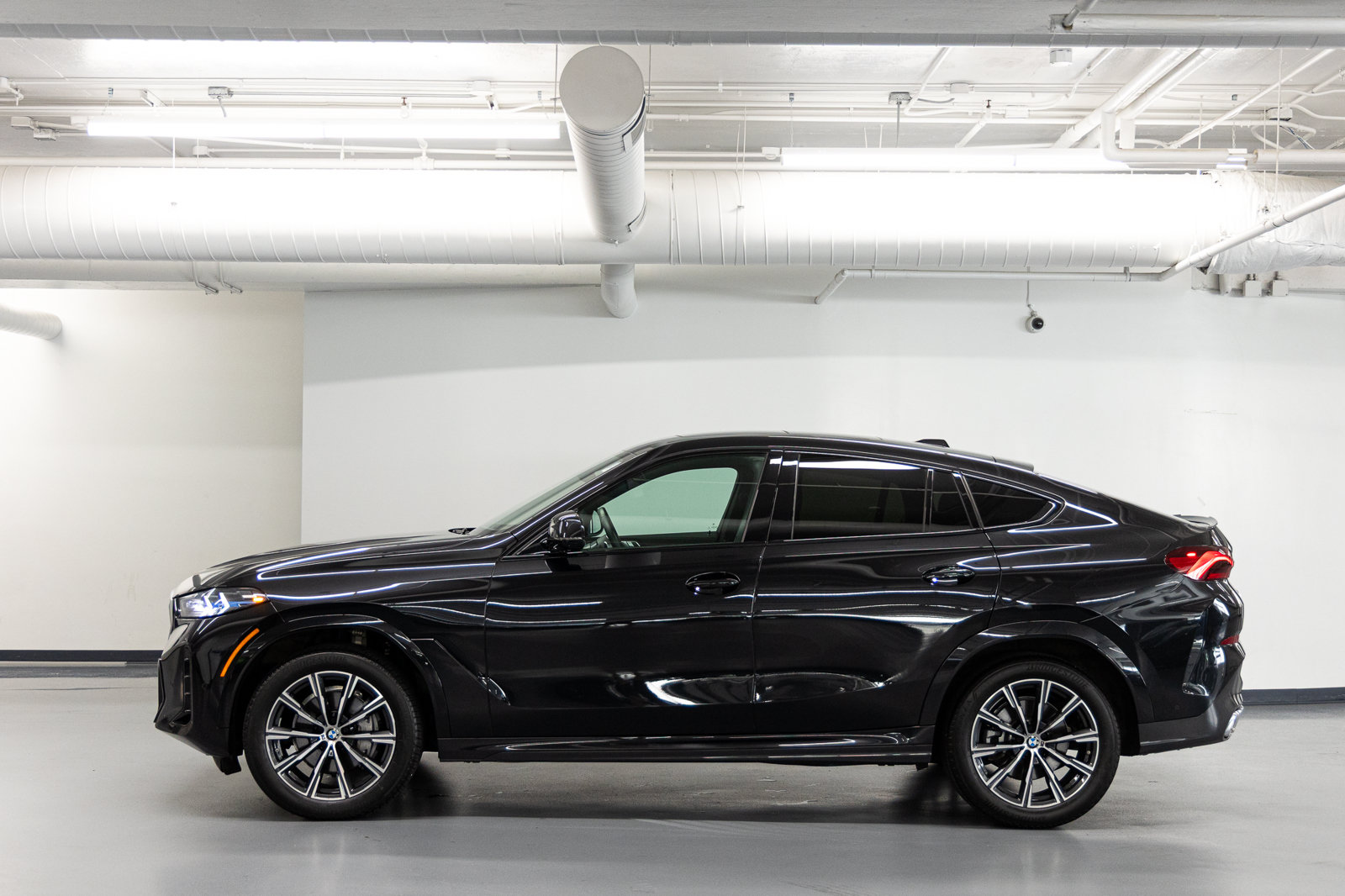Used 2026 BMW X6 xDrive40i w/ Climate Comfort Package AWD/4WD image 2