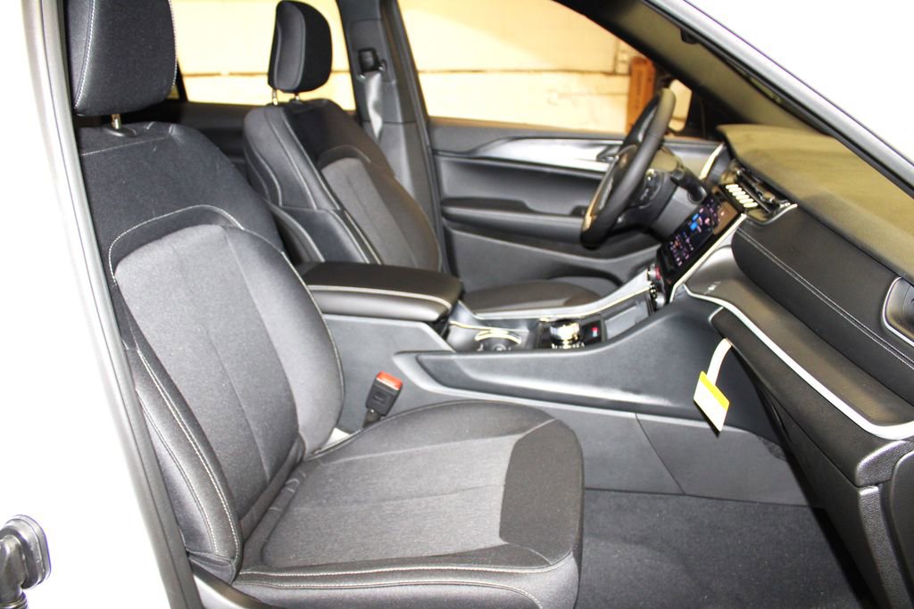 New 2025 Jeep Grand Cherokee Laredo X w/ Luxury Tech Group I image 30