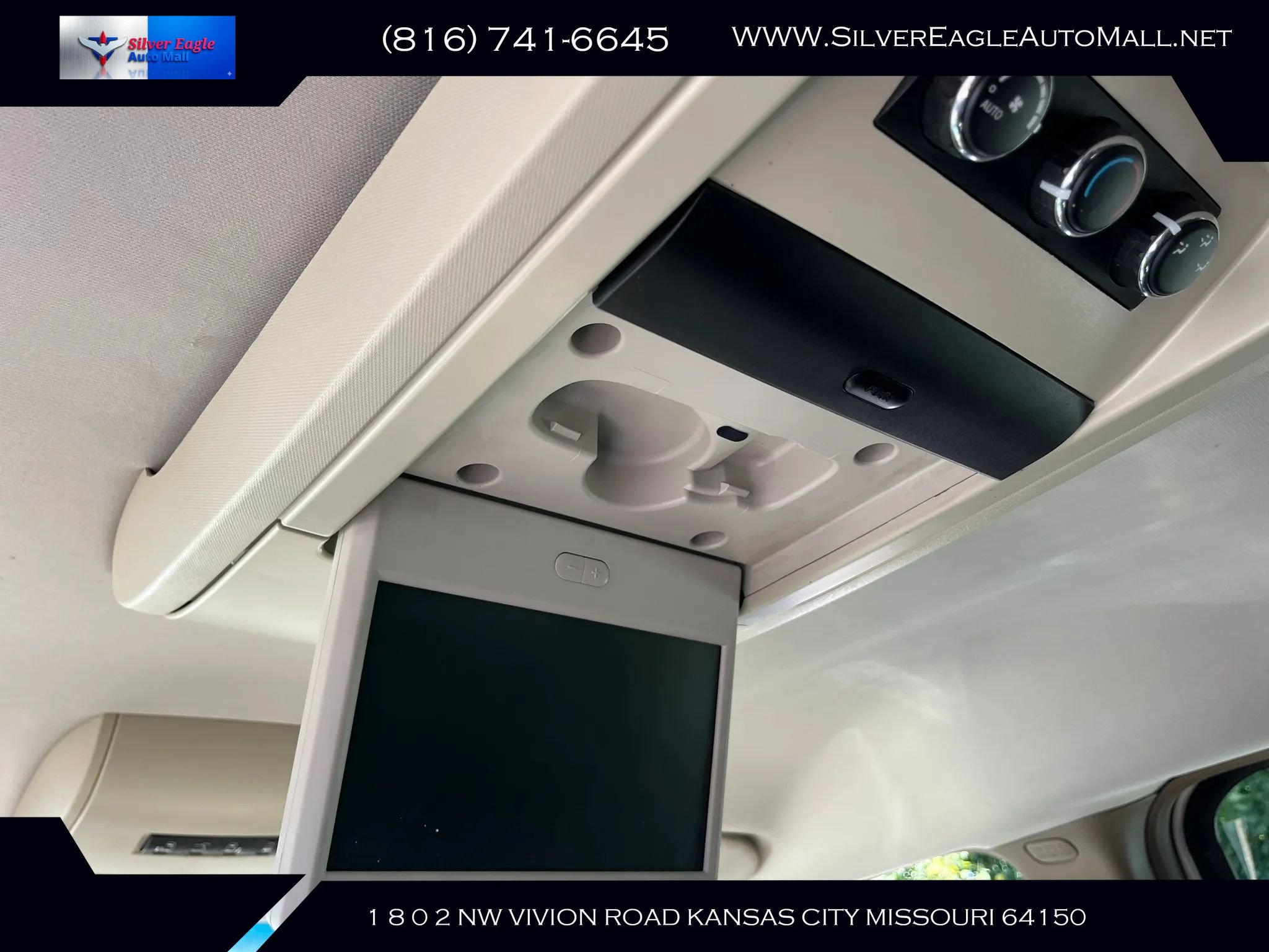 Used 2012 Chrysler Town & Country Touring w/ Entertainment Group #1 FWD image 9