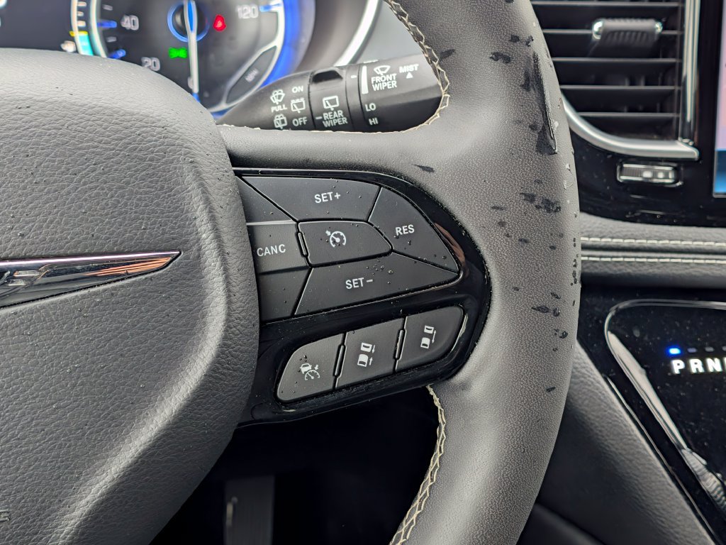 Used 2025 Chrysler Pacifica Limited FWD image 29