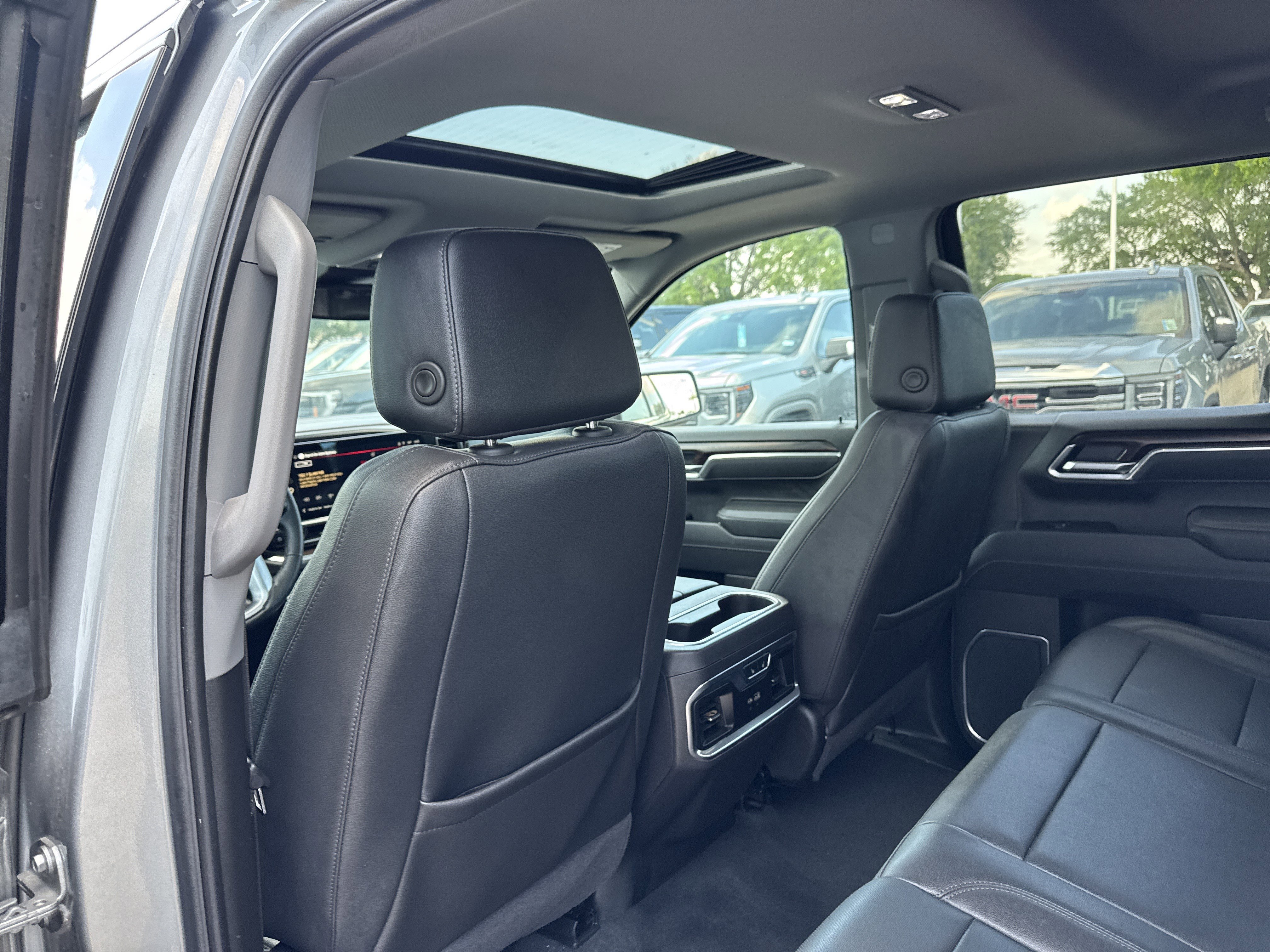 Used 2025 GMC Sierra 1500 SLT image 9