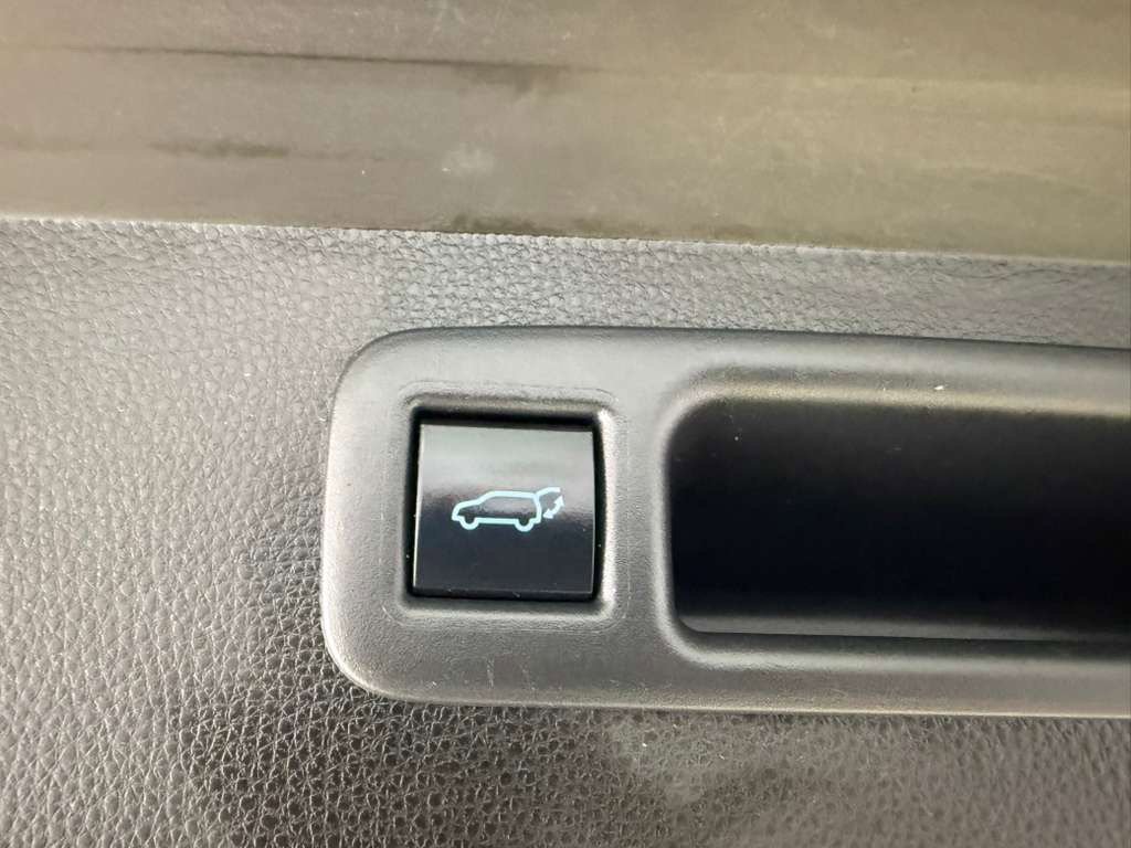 Used 2021 Toyota Highlander LE AWD/4WD image 38