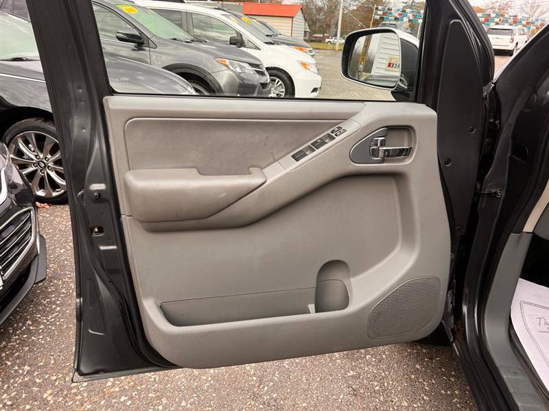 Used 2013 Nissan Frontier SL image 39