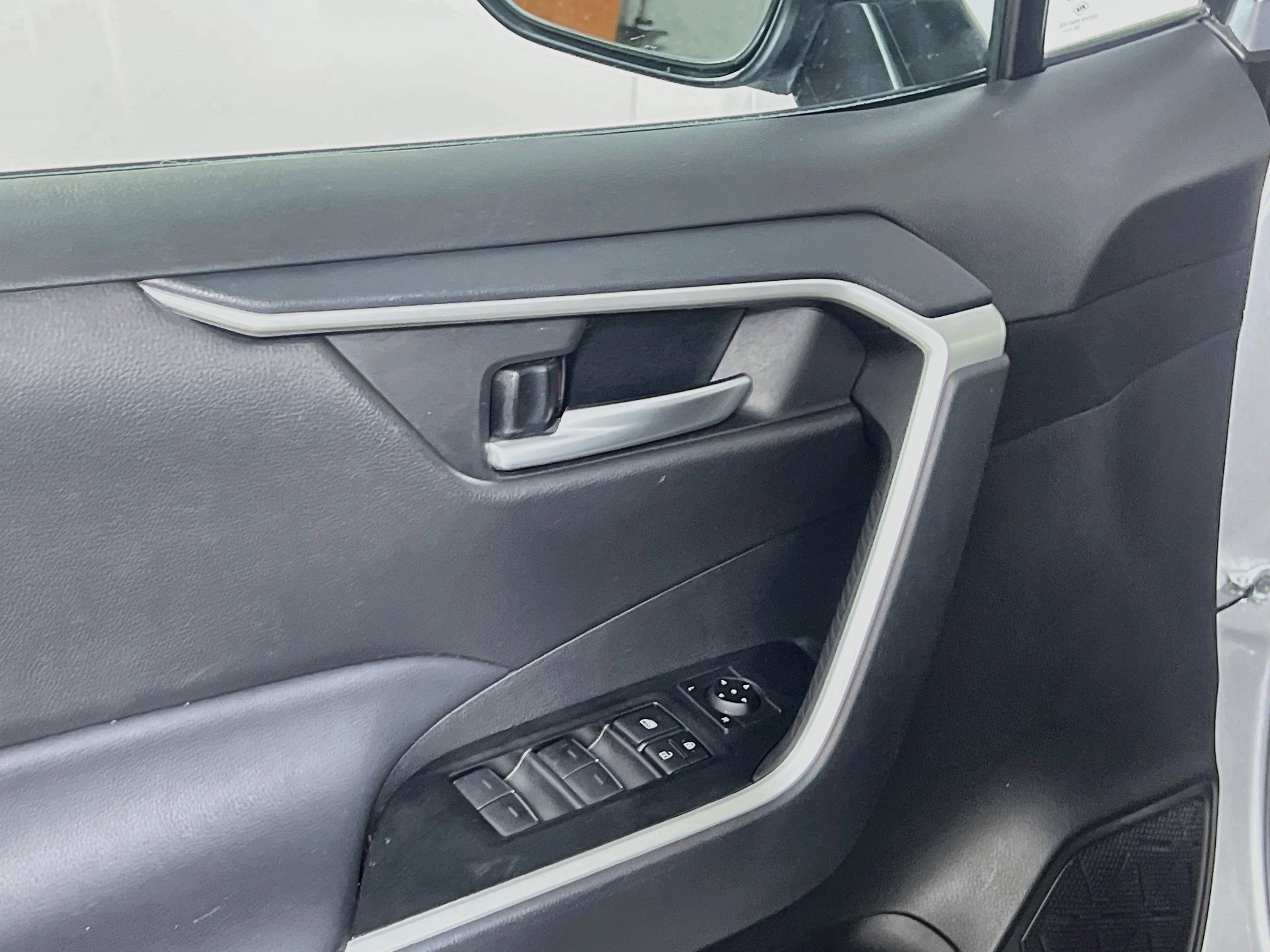 Used 2025 Toyota RAV4 XLE FWD image 17