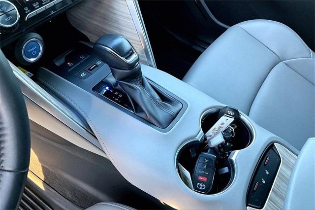 Used 2022 Toyota Venza XLE image 19