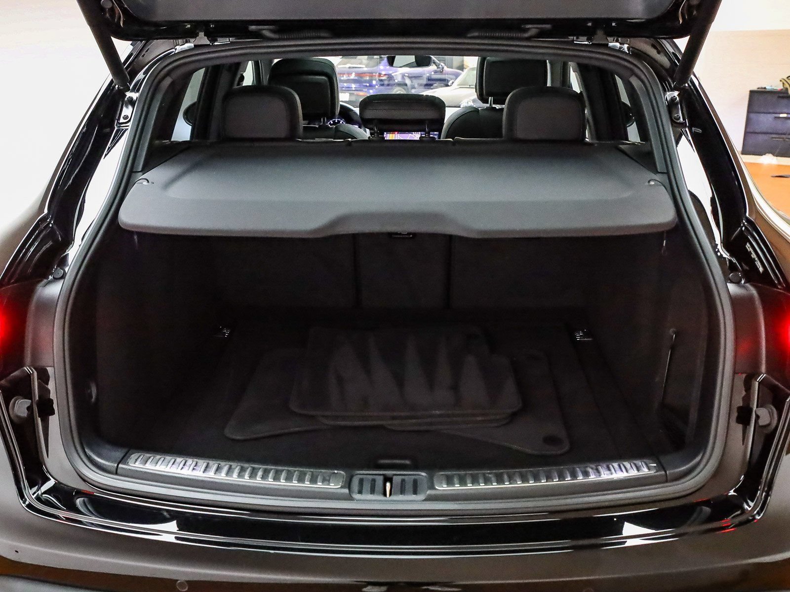 Certified 2025 Porsche Macan Turbo AWD/4WD image 31