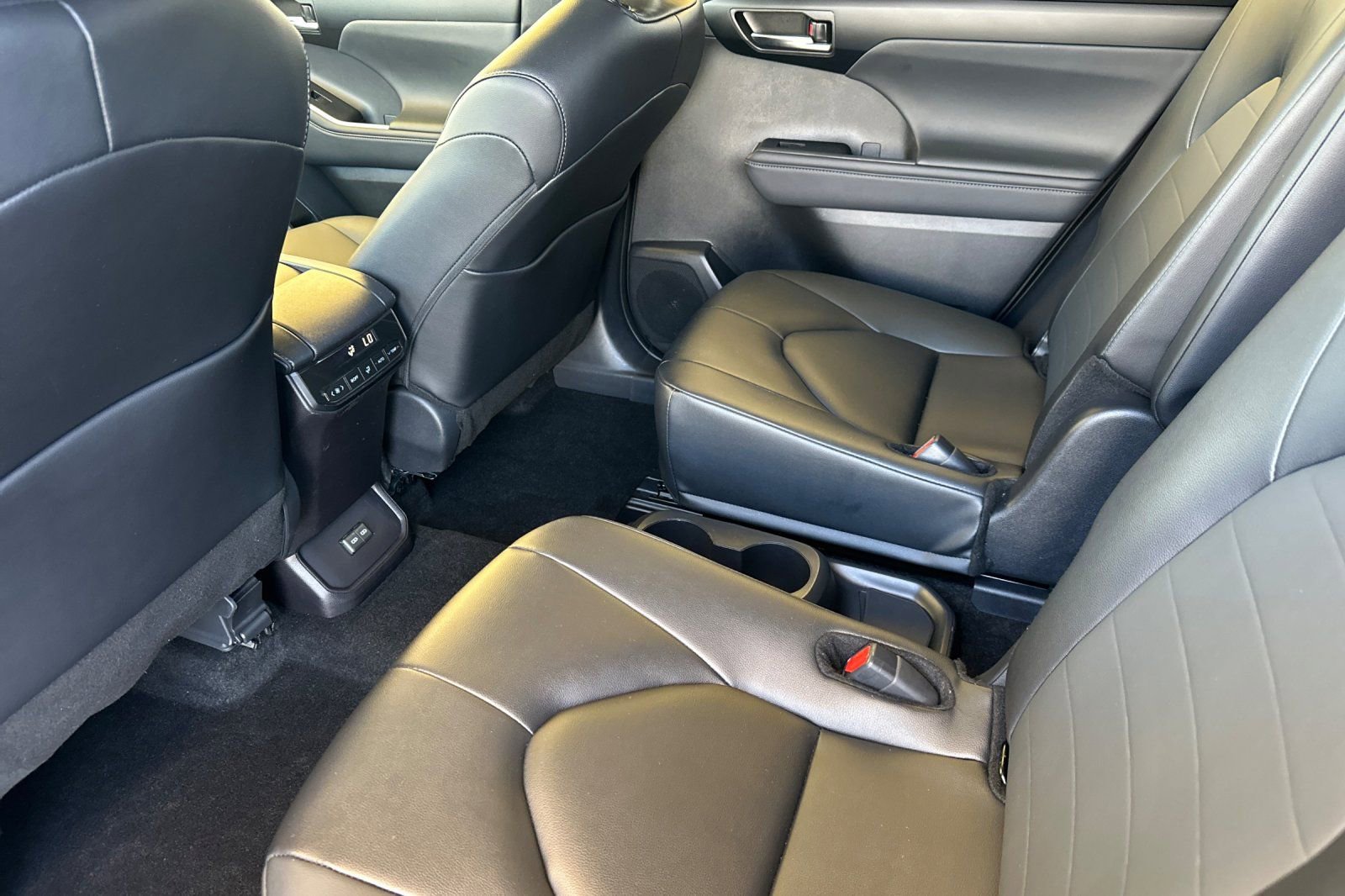 Used 2025 Toyota Highlander XLE AWD/4WD image 14