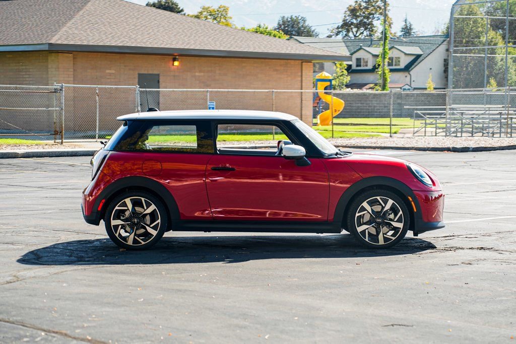 Used 2025 MINI Cooper 2-Door Hardtop image 4