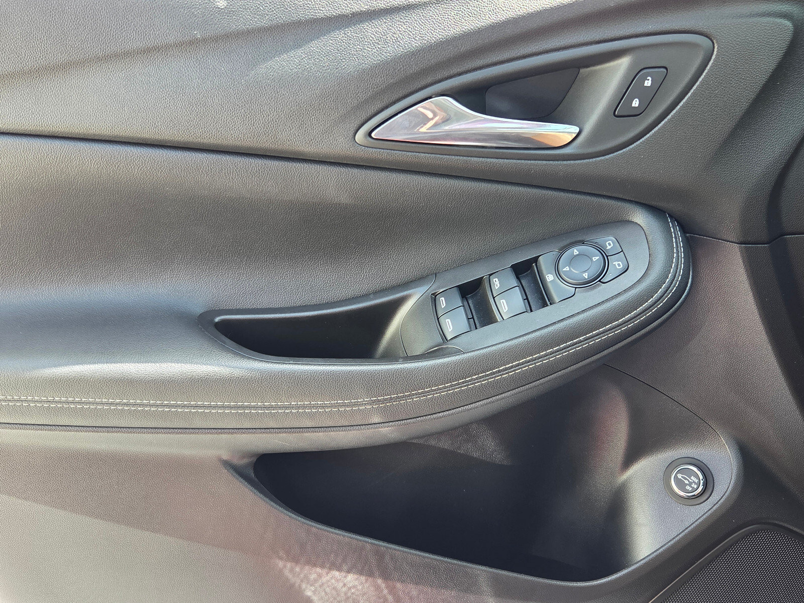 Used 2023 Buick Encore GX Select AWD/4WD image 29
