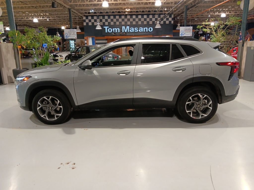 Used 2024 Chevrolet Trax LT w/ LT Convenience Package image 9