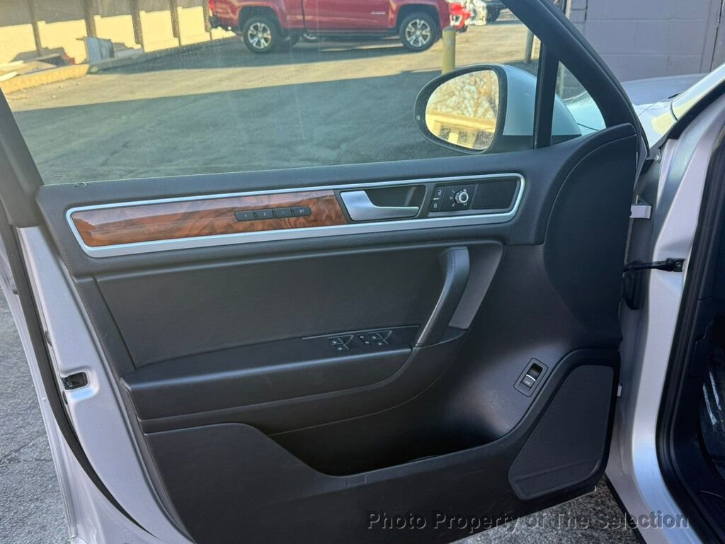 Used 2014 Volkswagen Touareg TDI image 19