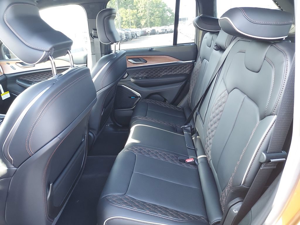 New 2026 Jeep Grand Cherokee Summit w/ Obsidian Package AWD/4WD image 24