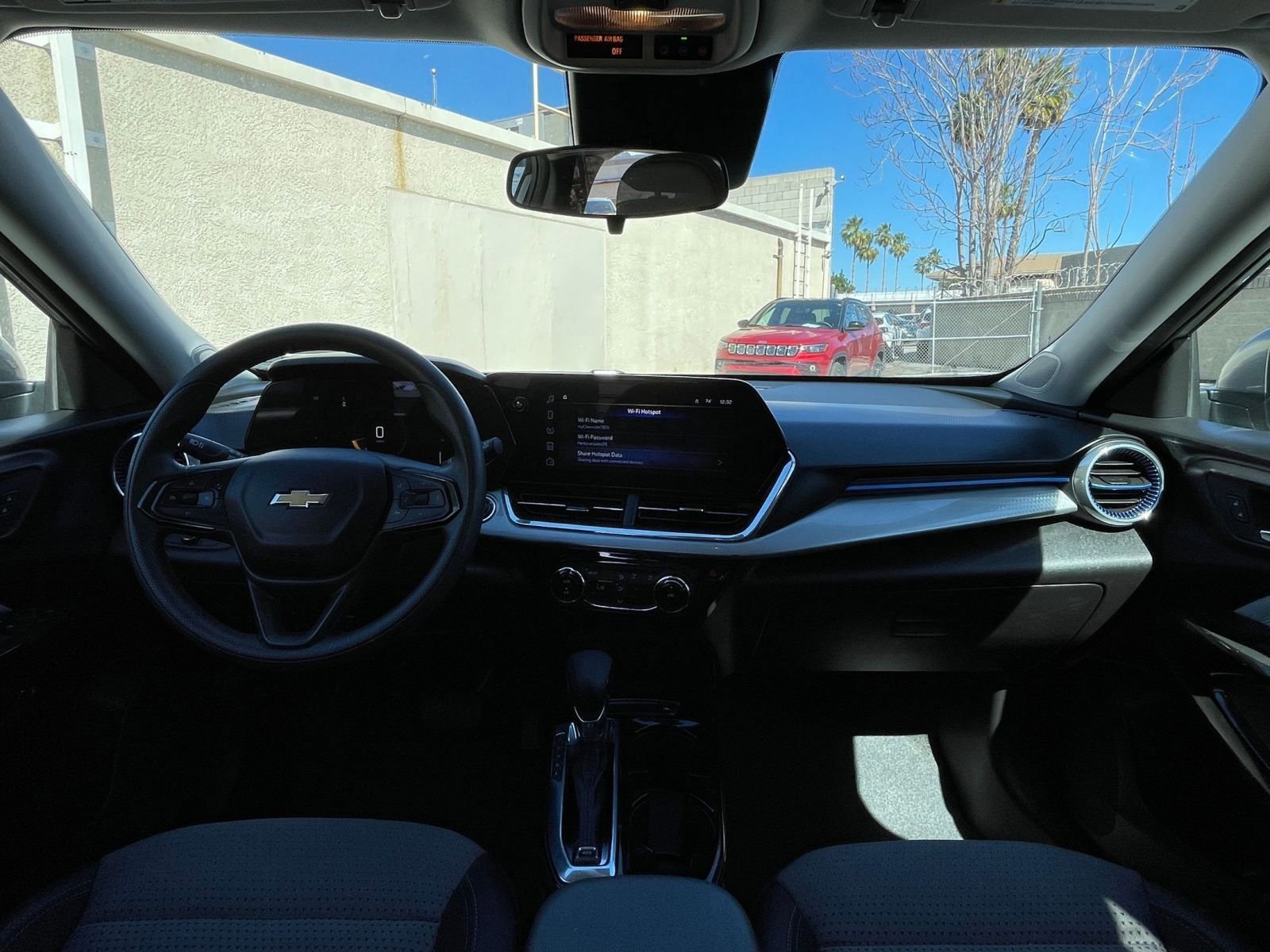 Used 2025 Chevrolet Trax LT image 32