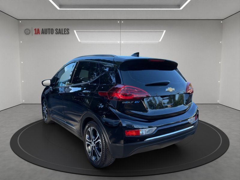 Used 2018 Chevrolet Bolt Premier w/ Driver Confidence II Package FWD image 3