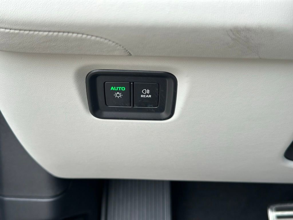 Certified 2025 Porsche Cayenne S image 36