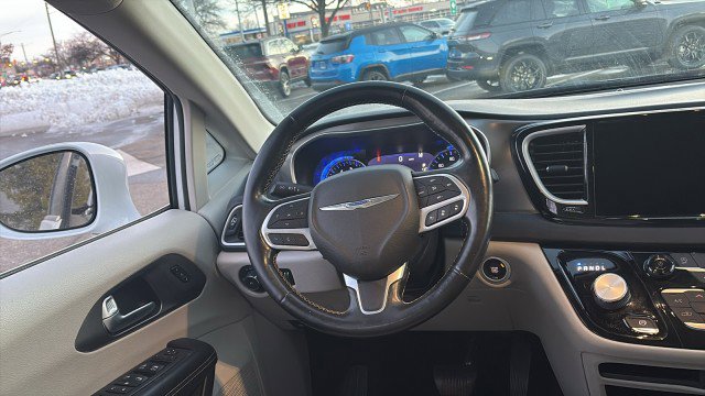 Used 2021 Chrysler Pacifica Touring-L image 13