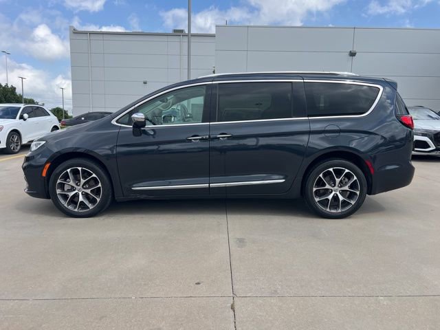 Used 2021 Chrysler Pacifica Limited w/ Uconnect Theater Family Group image 4