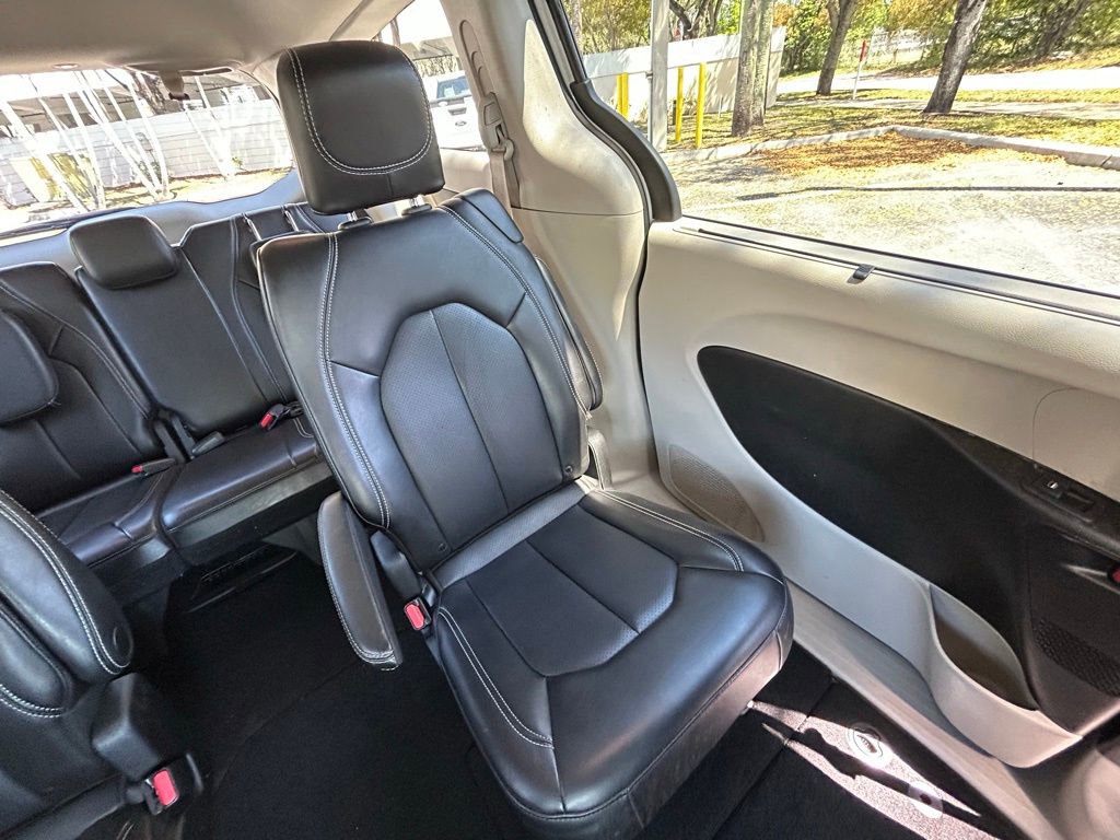 Used 2023 Chrysler Pacifica Touring-L image 14