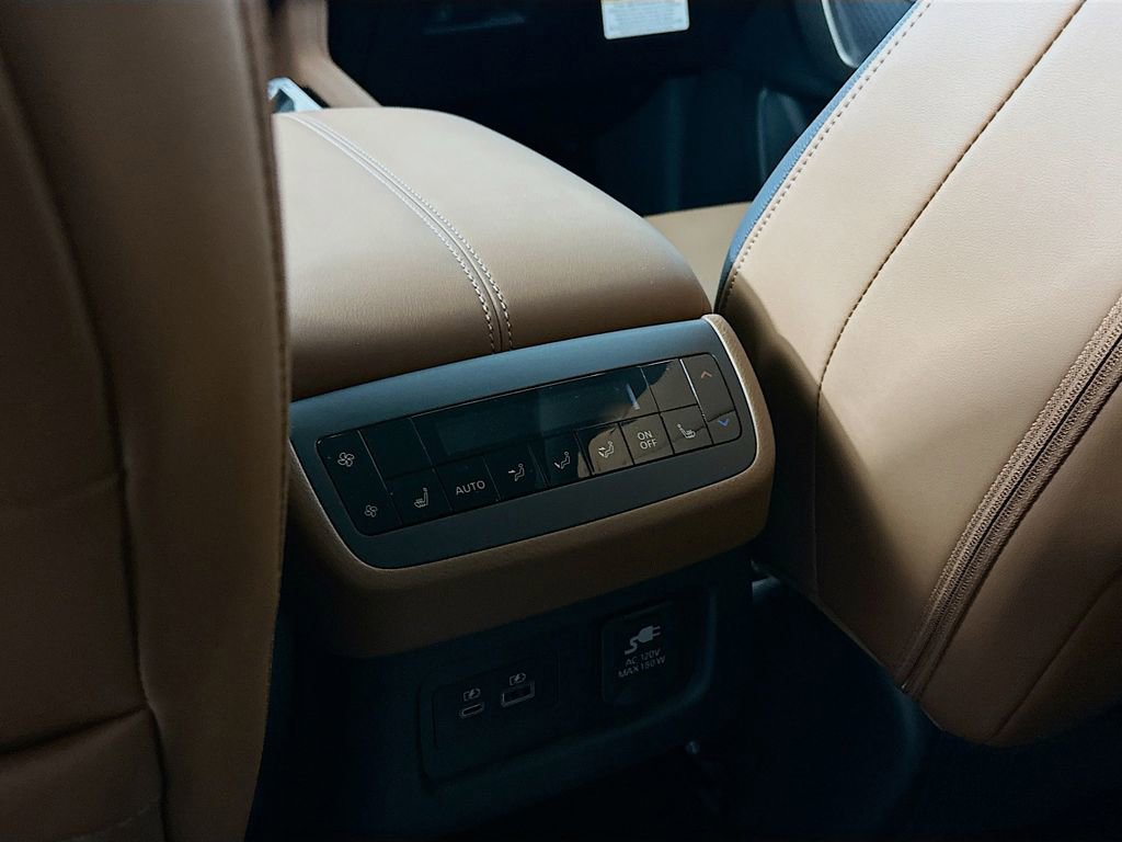 New 2025 Nissan Pathfinder Platinum w/ Black Appearance Package image 33