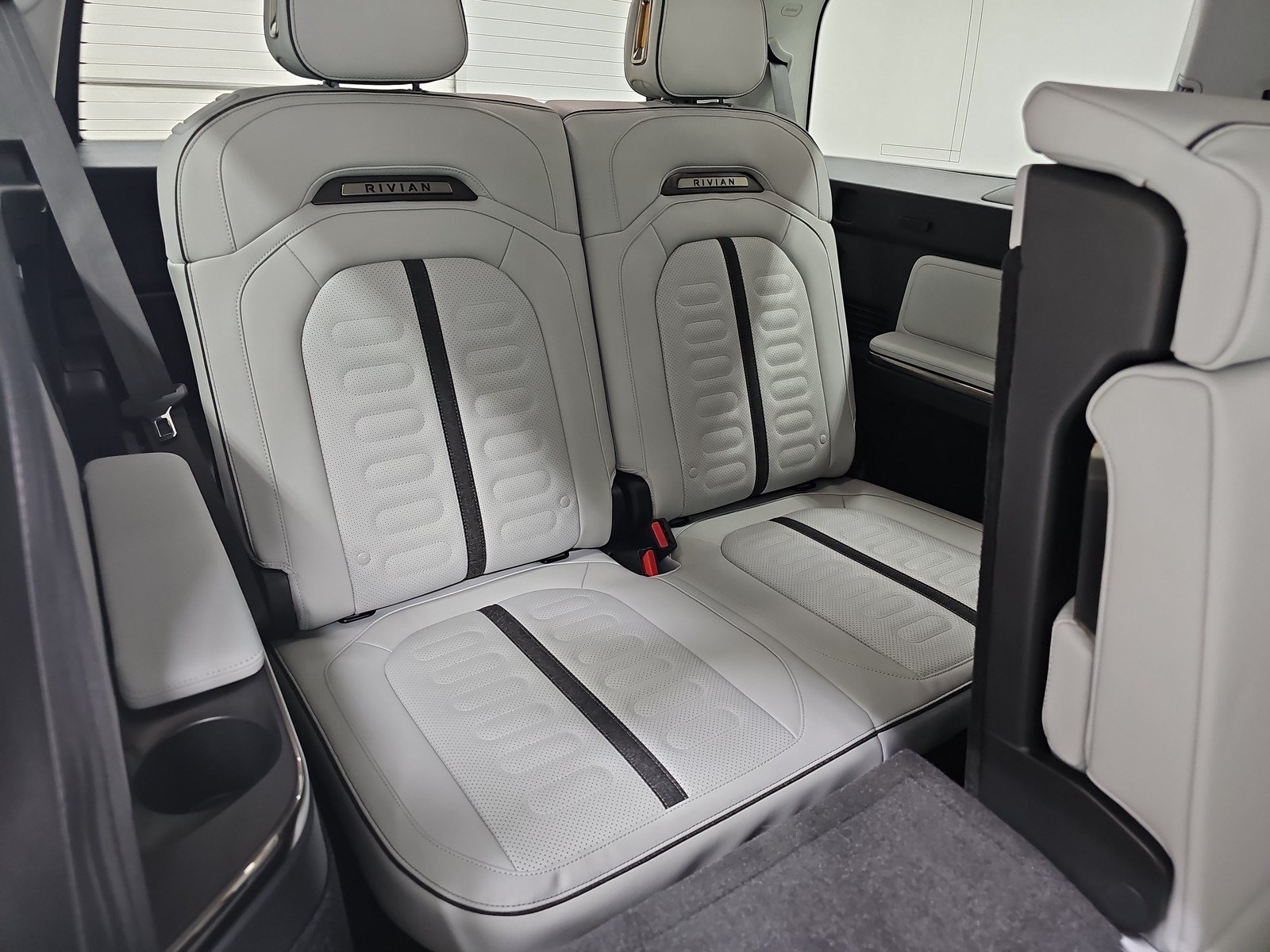 Used 2024 Rivian R1S Adventure AWD/4WD image 25