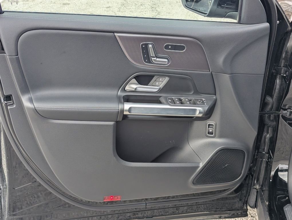 Used 2023 Mercedes-Benz EQB 300 4MATIC image 17