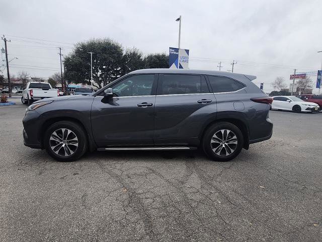 Used 2024 Toyota Highlander XLE image 2