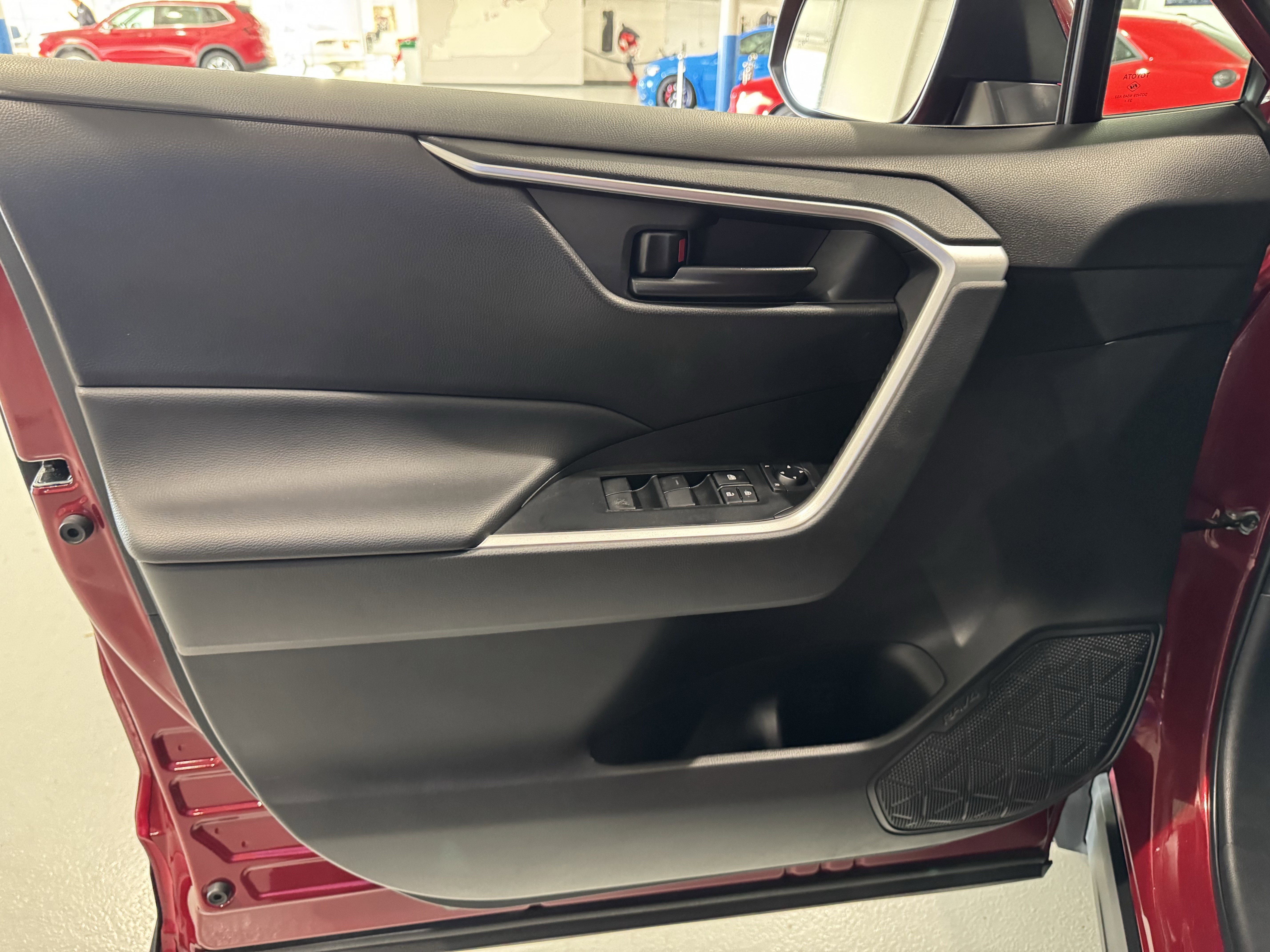 Used 2022 Toyota RAV4 LE image 23