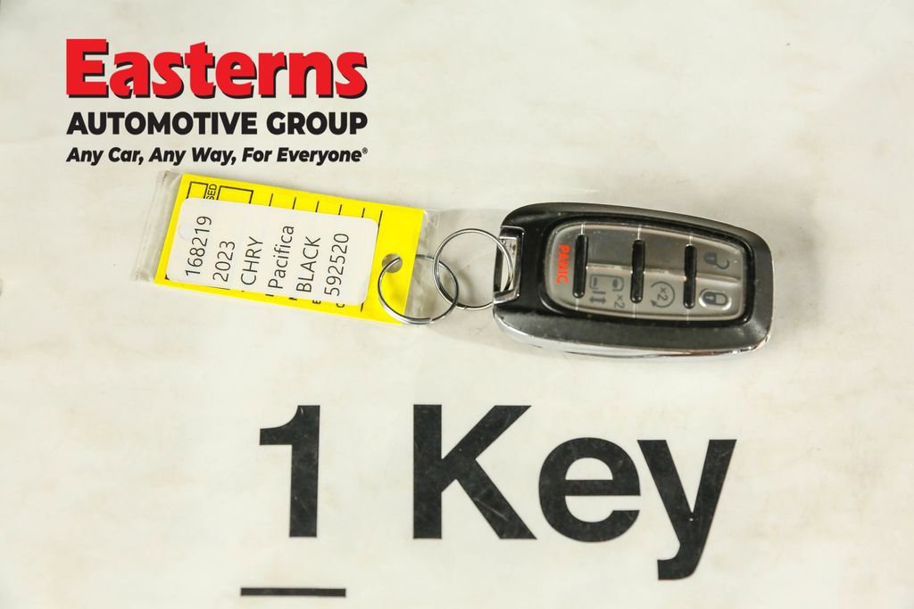 Used 2023 Chrysler Pacifica Touring-L image 22