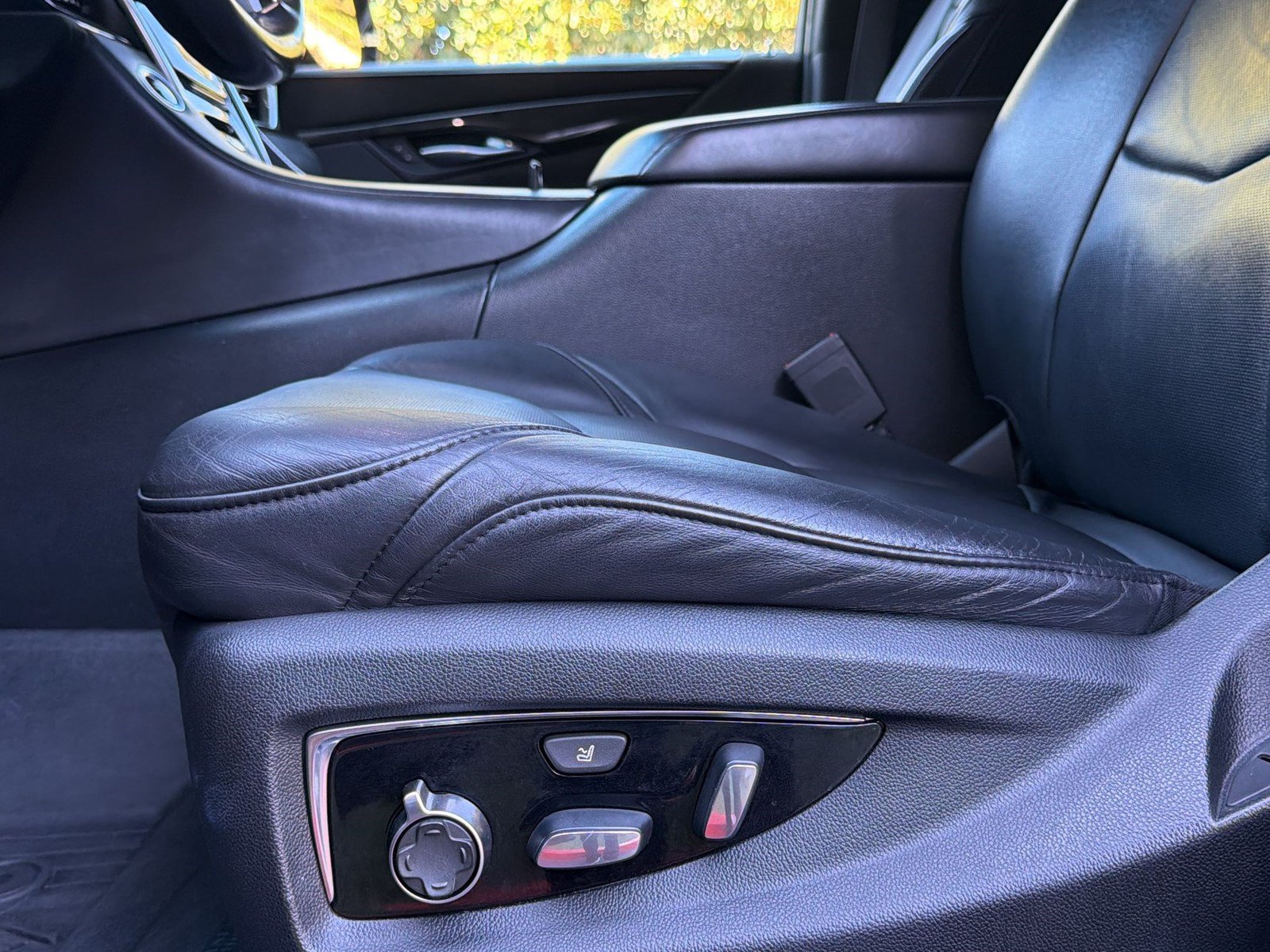 Used 2019 Cadillac Escalade ESV Platinum AWD/4WD image 16