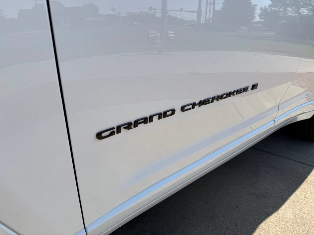 Used 2026 Jeep Grand Cherokee Limited AWD/4WD image 13