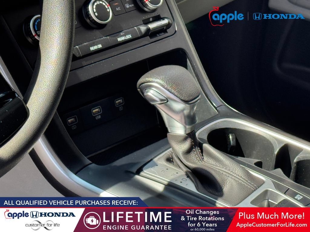Used 2023 Kia Carnival LX FWD image 16