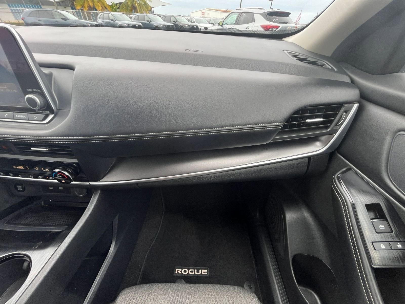 Used 2025 Nissan Rogue SV image 37