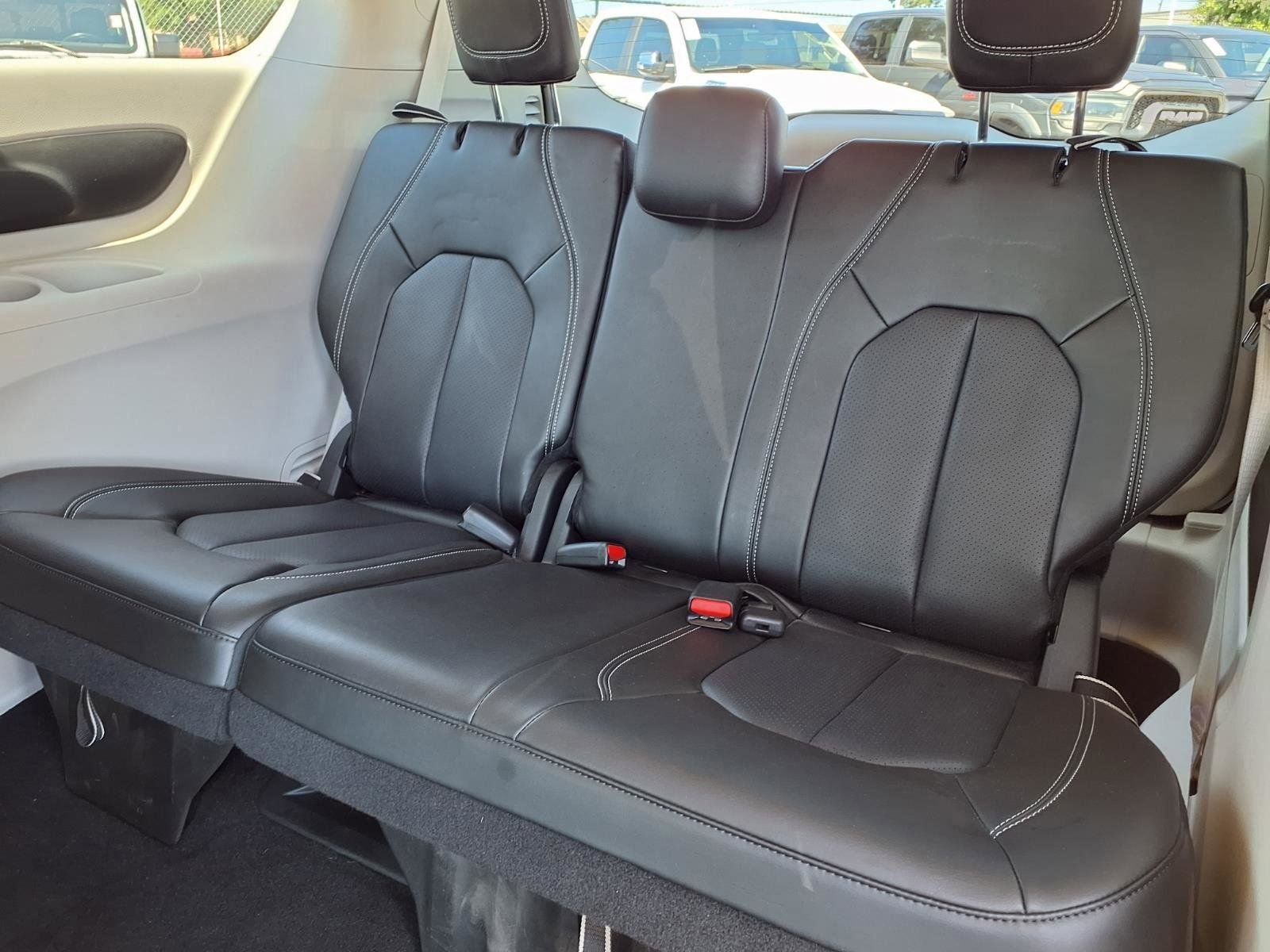 Used 2023 Chrysler Pacifica Touring-L FWD image 17