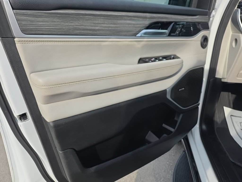 Used 2024 Jeep Wagoneer L Series II w/ Flexible Seating Group AWD/4WD image 15