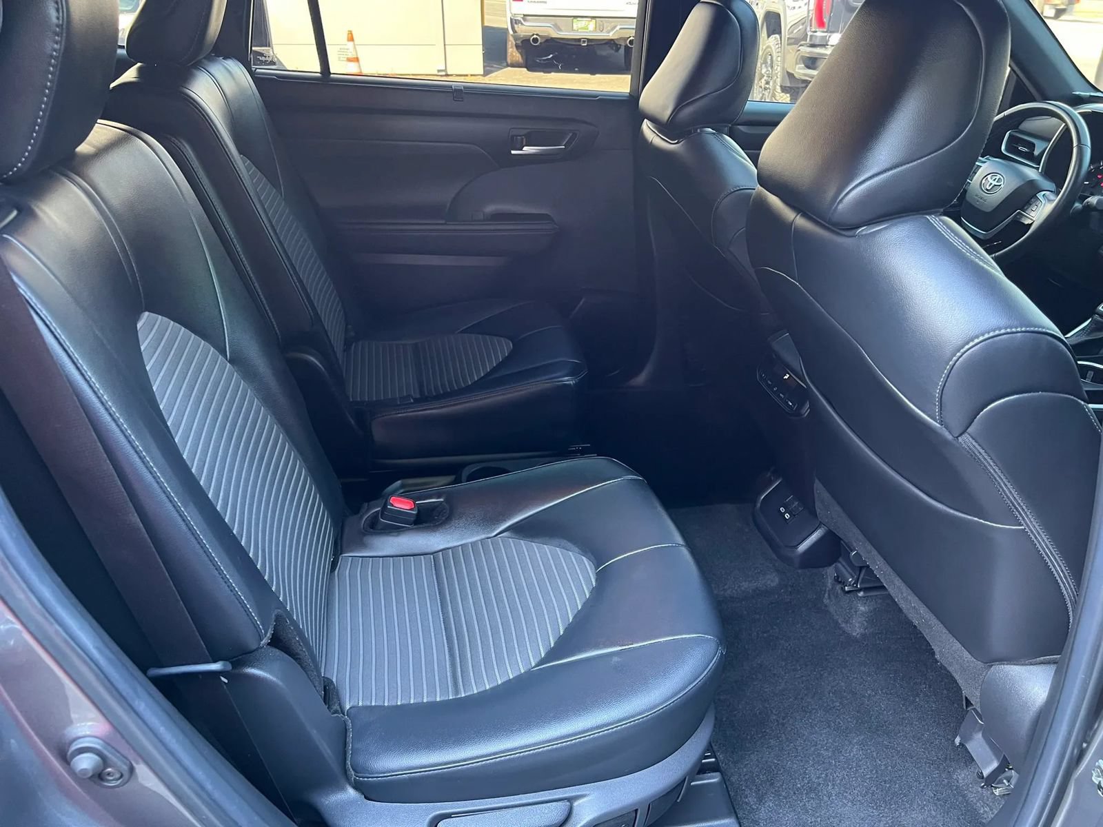 Used 2024 Toyota Highlander XSE FWD image 9