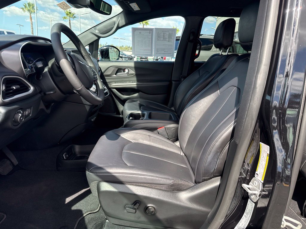 Certified 2026 Chrysler Pacifica Select FWD image 13