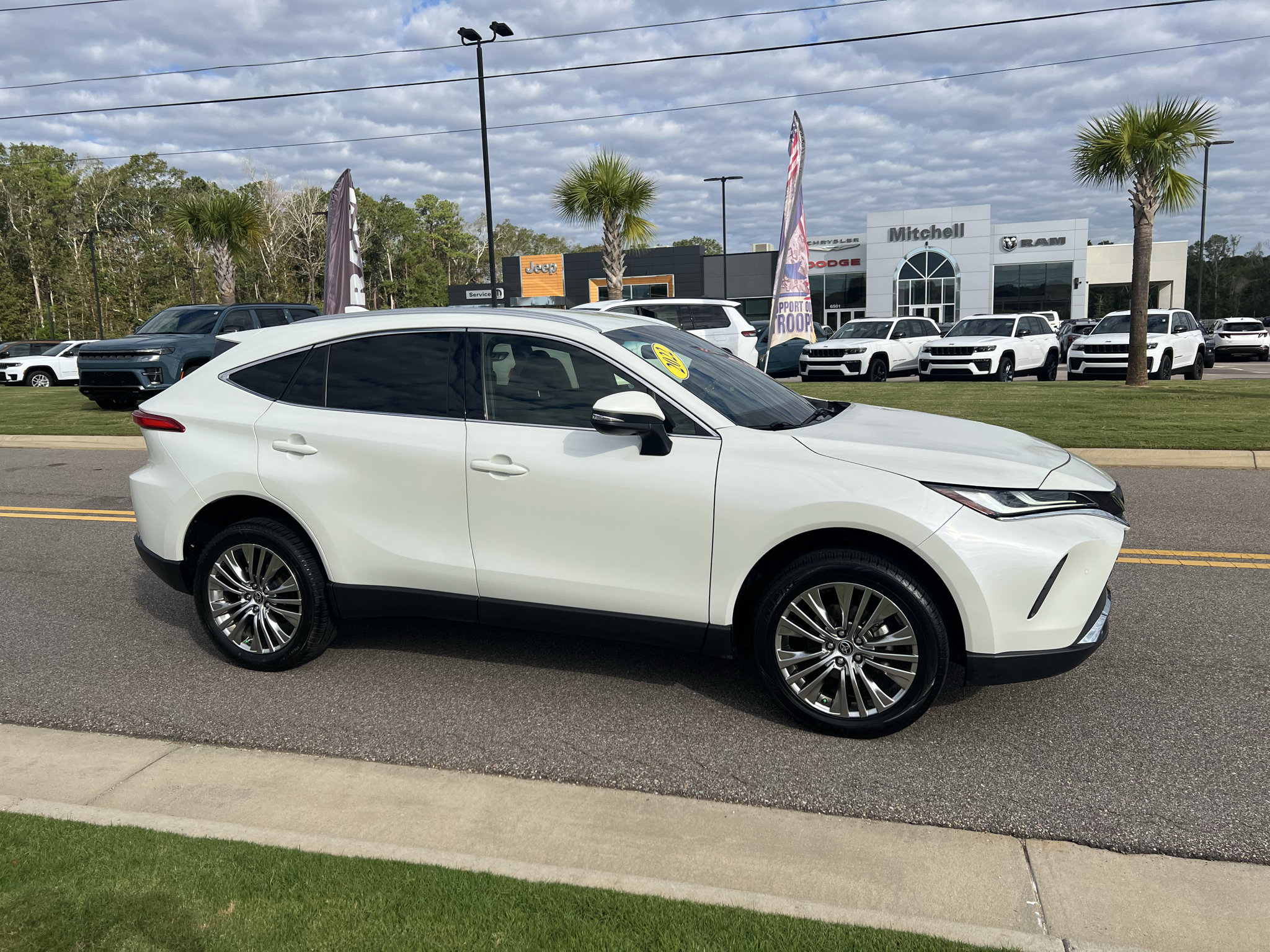 Used 2022 Toyota Venza XLE AWD/4WD image 4