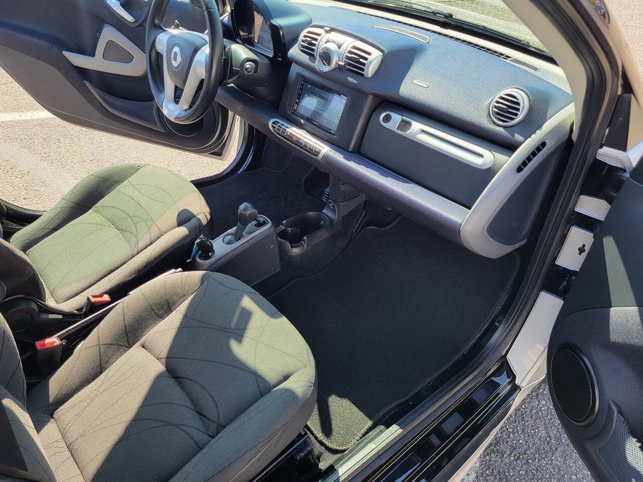 Used 2015 smart fortwo passion RWD image 16