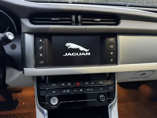 Used 2017 Jaguar XF RWD image 26