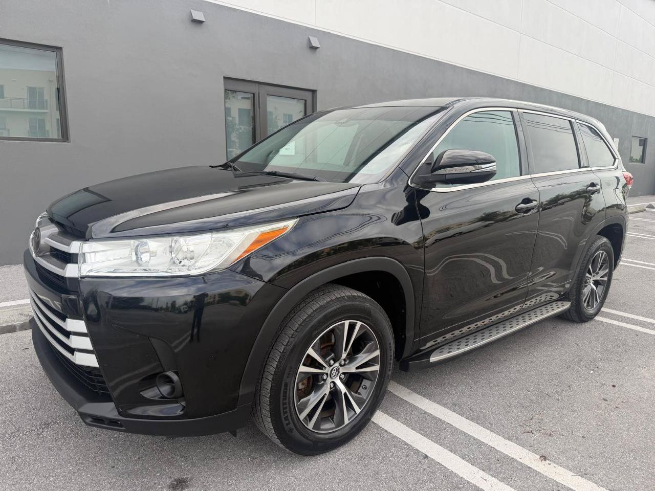 Used 2018 Toyota Highlander LE FWD image 3