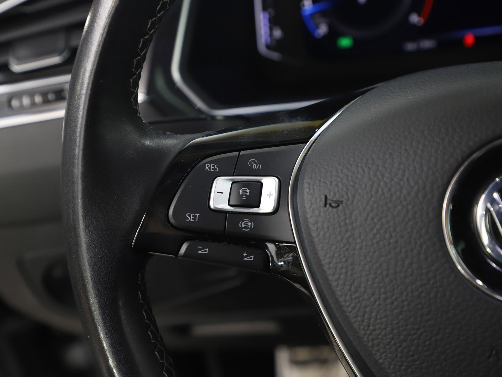 Used 2020 Volkswagen Tiguan SEL Premium R-Line w/ 3rd Row Seat Package image 17