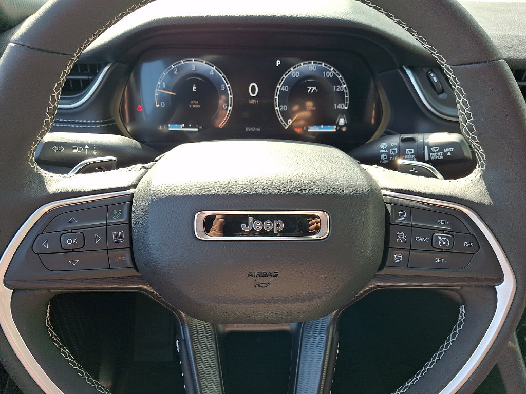 Certified 2025 Jeep Grand Cherokee Laredo w/ Luxury Tech Group I AWD/4WD image 23