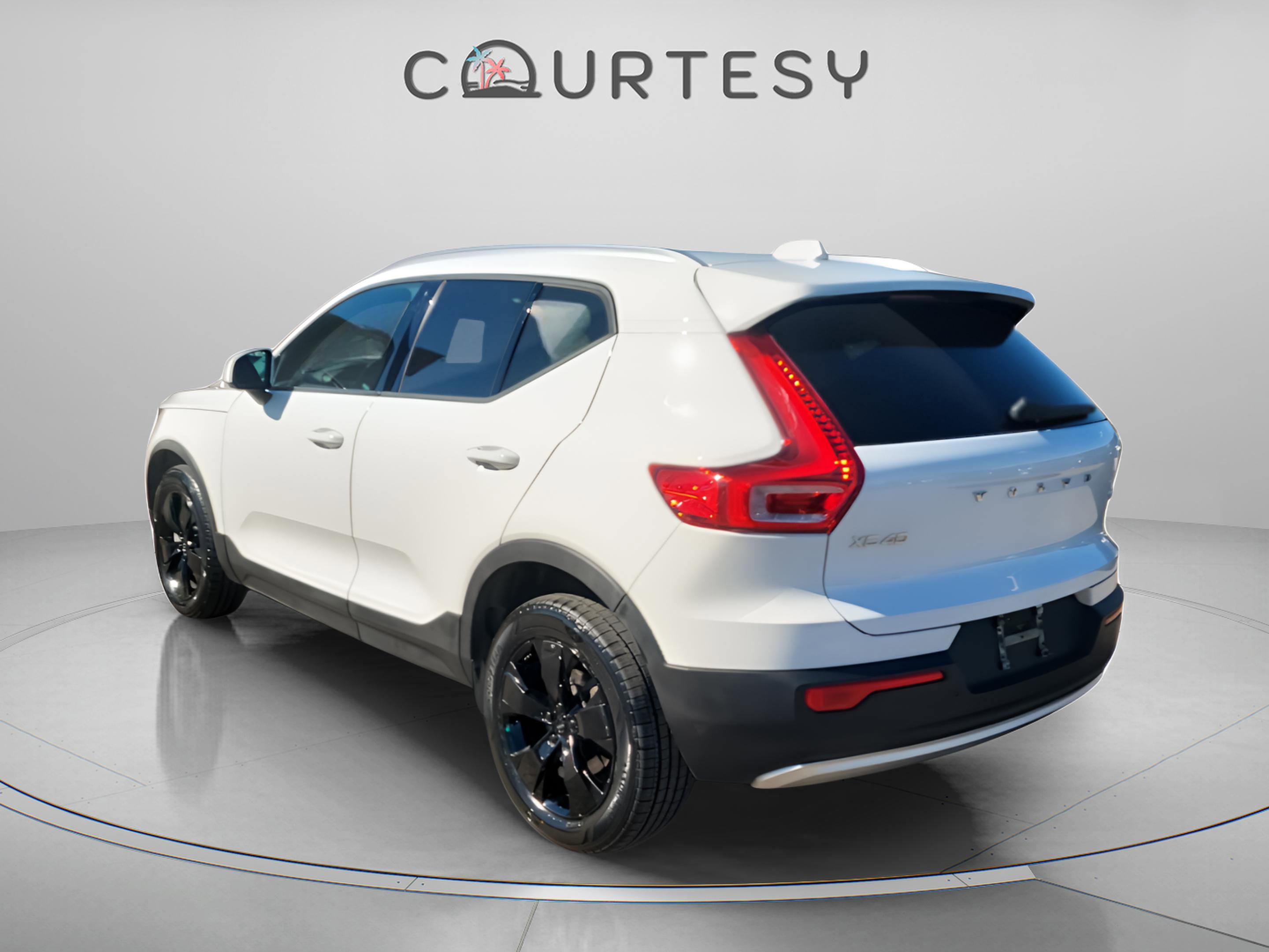 Used 2020 Volvo XC40 T5 Momentum w/ Protection Package Premier image 2